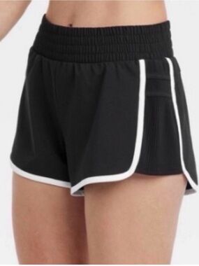 NWT All in Motion Woven Mid Rise Piped Dolphin Shorts -  Size Large